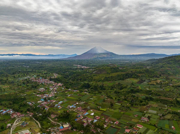 Вид Воздуха Город Берастаги Вулкан Синабунг Закате Суматра Индонезия — стоковое фото