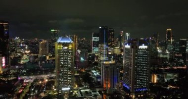 Jakarta 'nın sokakları ve binaları gece görüş alanında aydınlandı..