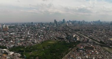 Jakarta şehrinin panoramasının hava aracı. Endonezya.