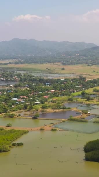 魚の養殖池の間の漁村の空中ビュー フィリピンだ 垂直ビデオ — ストック動画