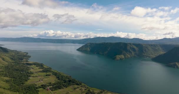 Letecký Pohled Jezero Toba Ostrov Samosir Mezi Horami Brzy Ráno — Stock video