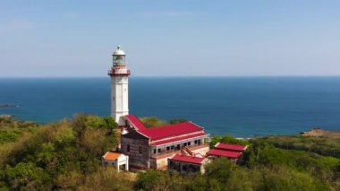 Tepedeki deniz fenerinin en üst manzarası. Cape Bojeador Deniz Feneri, Ilocos Norte, Filipinler.