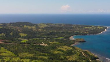 Plajlı kıyı şeridi ve mavi sulu tropikal deniz. Filipinler.