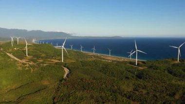 Deniz kıyısındaki elektrik üretimi için rüzgar türbinlerinin hava görüntüsü. Rüzgar santrali. Ekolojik manzara. Filipinler.