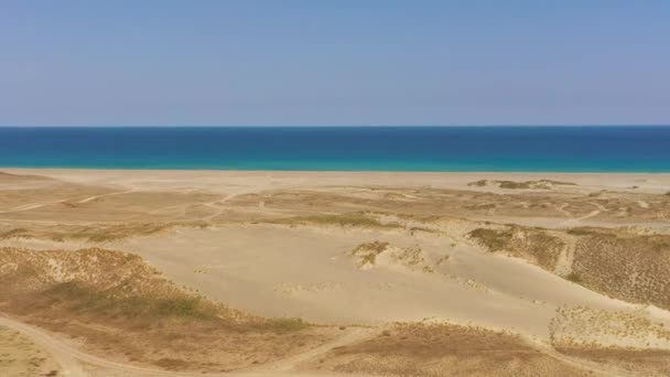Piaszczysta Plaża Niebieski Widok Ocean Góry Paoay Sand Dunes Ilocos — Wideo stockowe