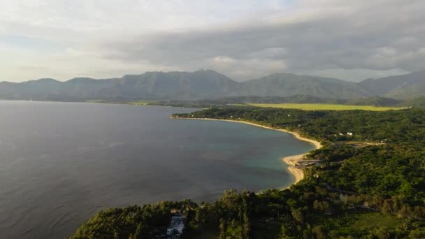 Tropikalne Wybrzeże Plażą Podczas Zachodu Słońca Tle Gór Pagudpud Ilocos — Wideo stockowe