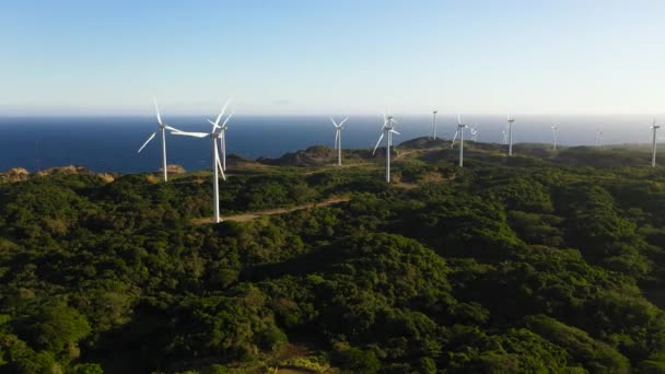 Blick Von Oben Auf Eine Gruppe Von Windkraftanlagen Der Küste — Stockvideo