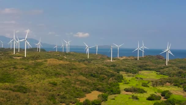 Kıyı Şeridindeki Rüzgar Türbinlerinin Hava Aracı Rüzgar Santrali Filipinler — Stok video