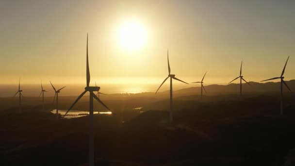 Luftdrone Gruppe Vindmøller Kysten Ved Solnedgang Vindkraftværk Filippinerne – Stock-video