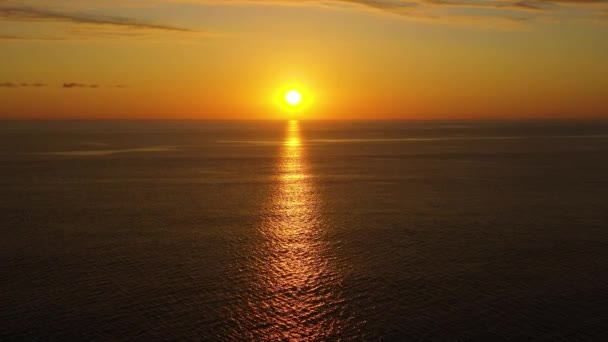Dramatyczne Niebo Chmurami Nad Morzem Podczas Zachodu Słońca — Wideo stockowe
