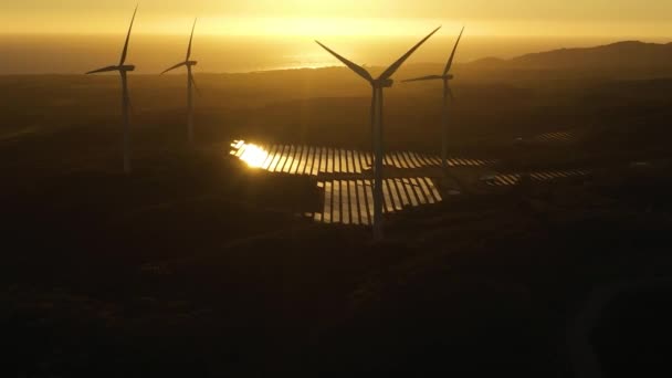 Top View Csoport Szélmalmok Megújuló Energia Termelés Naplementekor Szélerőmű Fülöp — Stock videók