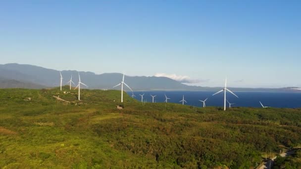 Deniz Kıyısında Rüzgar Türbinleri Olan Rüzgâr Çiftliği Nin Üst Manzarası — Stok video