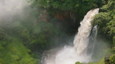 Yeşil ormandaki şelale. Telun Berasap Şelalesi ağır çekimde. Sumatra, Jambi, Endonezya.