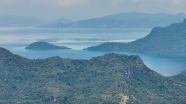 Mavi denizde tropikal adaları olan deniz burnu. Tun Sakaran Deniz Parkı, Sabah, Malezya.