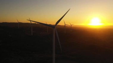 Gün batımında kıyı şeridinde rüzgar türbinleri. Rüzgar santrali. Filipinler. Kıyı şeridinde rüzgar türbinleri. Rüzgar santrali. Filipinler.