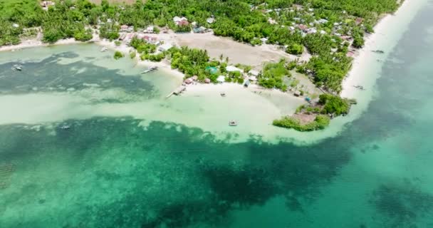 美しいビーチとターコイズブルーの水で熱帯の島のトップビュー フィリピンのバンタヤン島 — ストック動画