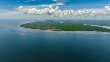 Borneo adasının kıyılarından tropikal bitki örtüsüyle birlikte deniz manzarası. Sabah, Malezya.