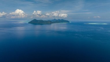 Güzel tropik adalar ve göl manzarası yukarıdan görünüyor. Tun Sakaran Deniz Parkı, Sabah, Malezya.