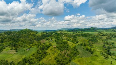 Dağ vadisinin tarım arazili insansız hava aracı. Zenciler, Filipinler
