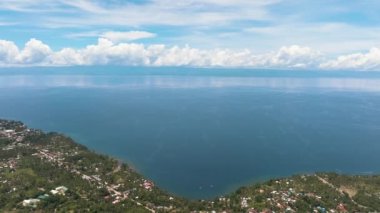 Negros Adası kıyı şeridinin en üst görüntüsü. Kasabalar ve köyler. Filipinler.