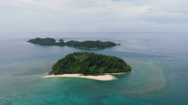 Tropikal adaların ve mavi okyanusun en üst görüntüsü. Tropik bölgelerde deniz manzarası. Agutaya ve Danjugan adaları, Filipinler.