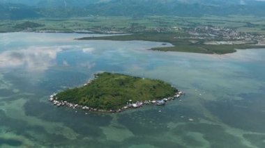 Tropikal adası ve mavi denizi olan deniz burnu. Zenciler. Filipinler.