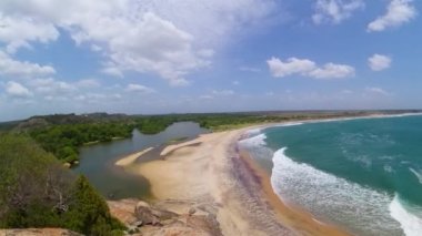 Tropik plaj ve orman manzarası. Fil Kayası, Arugam Körfezi, Sri Lanka.