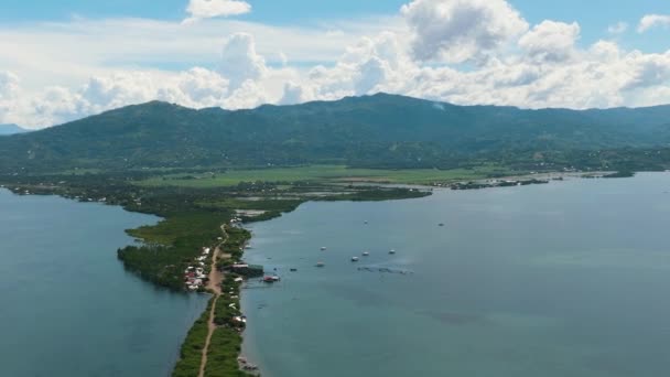 从海上俯瞰蓝色海和黑人岛的空中无人驾驶飞机 菲律宾 — 图库视频影像