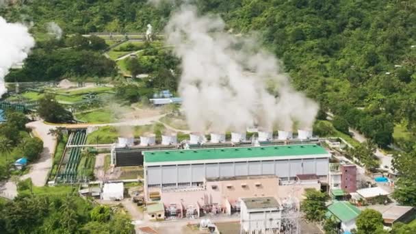 Aerial Drone Geotermal Power Plant Mountains Geothermal Station Steam Pipes — 图库视频影像