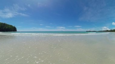 Turkuaz su kıyısında güzel bir sahil. Borneo, Malezya. Kalampunian Sahili.