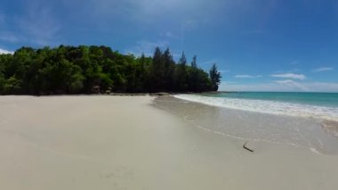 Tropikal kumlu ve mavi okyanuslu deniz burnu. Borneo, Malezya. Kalampunian Sahili.