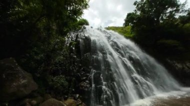 Yeşil ormanda güzel bir şelale. Sitapigagan Şelalesi. Sumatra, Endonezya.