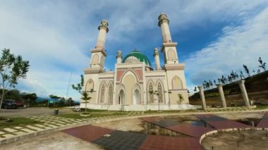 Sumatra, Endonezya - Sep 2, 2022: Kuzey Sumatra, Endonezya 'daki güzel cami.