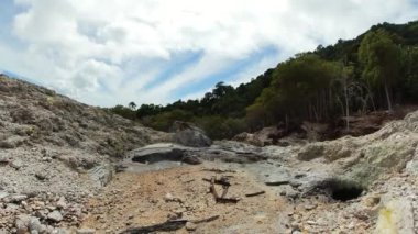 Çamur jeotermal yaylar ve fümerollerin volkanik aktiviteleri. Ada Biz, Endonezya.