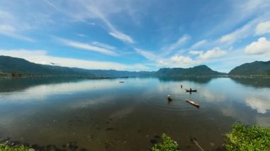 Dağların arasında balıkçıların olduğu güzel bir göl. Maninjau Gölü, Sumatra, Endonezya.