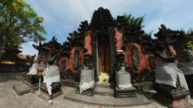 Bali 'deki Hindu tapınağı. Geleneksel Bali mimarisi. Endonezya.