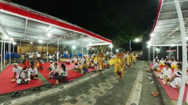 Bali - Sep, 2022: Geleneksel elbiseli erkekler tapınakta ayin dansı yapıyorlar. Endonezya.