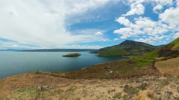 Ein Schöner See Zwischen Bergen Und Vulkanen Tobasee Und Insel — Stockvideo