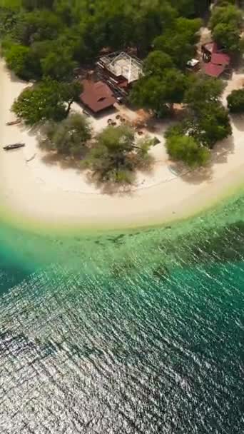熱帯の島での砂浜の空中ビュー フィリピンのプティポット島 垂直ビデオ — ストック動画