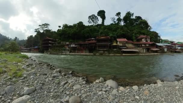Sumatra Indonezja Września 2022 Rzeka Wiosce Bukit Lawang Dżungli — Wideo stockowe