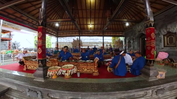 Bali Sep 2022 Muzikanten Tempel Bespelen Instrumenten Tijdens Ceremonie Indonesië — Stockvideo