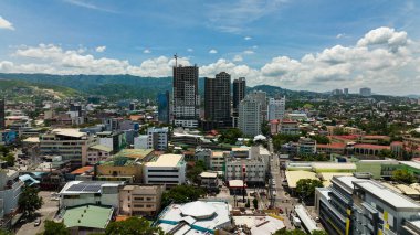 Cebu şehrinin caddeleri ve binaları. Şehir manzarası. Filipinler.