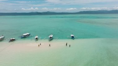 Atol ve mercan resifleri arasında Sandbar 'ın havadan görünüşü. Balabac, Palawan. Filipinler.