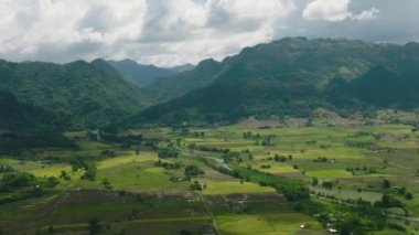 Filipinler 'deki tarım arazisi ve dağların havadan görünüşü.