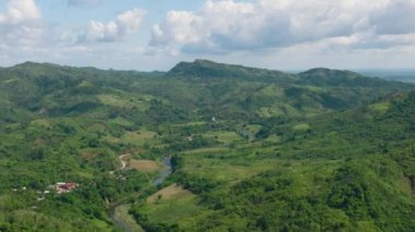 Dağları ve tepeleri yukarıdan gören tropik bir manzara. Filipinler.