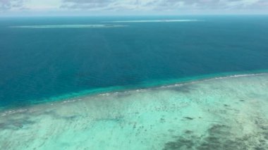 Tropikal denizin Kristal berrak sularının havadan görünüşü. Şeffaf turkuaz deniz suyu, doğal arka plan. Balabac, Palawan. Filipinler.