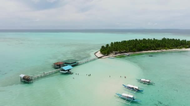 美しいビーチと環礁の熱帯島の空中ドローン フィリピンのバラバック島オノク島 — ストック動画