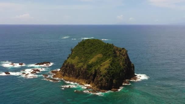 Άποψη Του Βραχώδους Νησιού Στον Ωκεανό Και Θάλασσα Surf Santa — Αρχείο Βίντεο