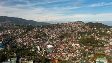 Baguio şehrinin havadan görünüşü dağlarda yer almaktadır. Filipinler, Luzon.