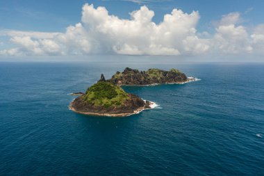 Tropikal ada ve mavi denizin havadan görünüşü. Dos Hermanos Adası. Santa Ana, Cagayan. Filipinler.